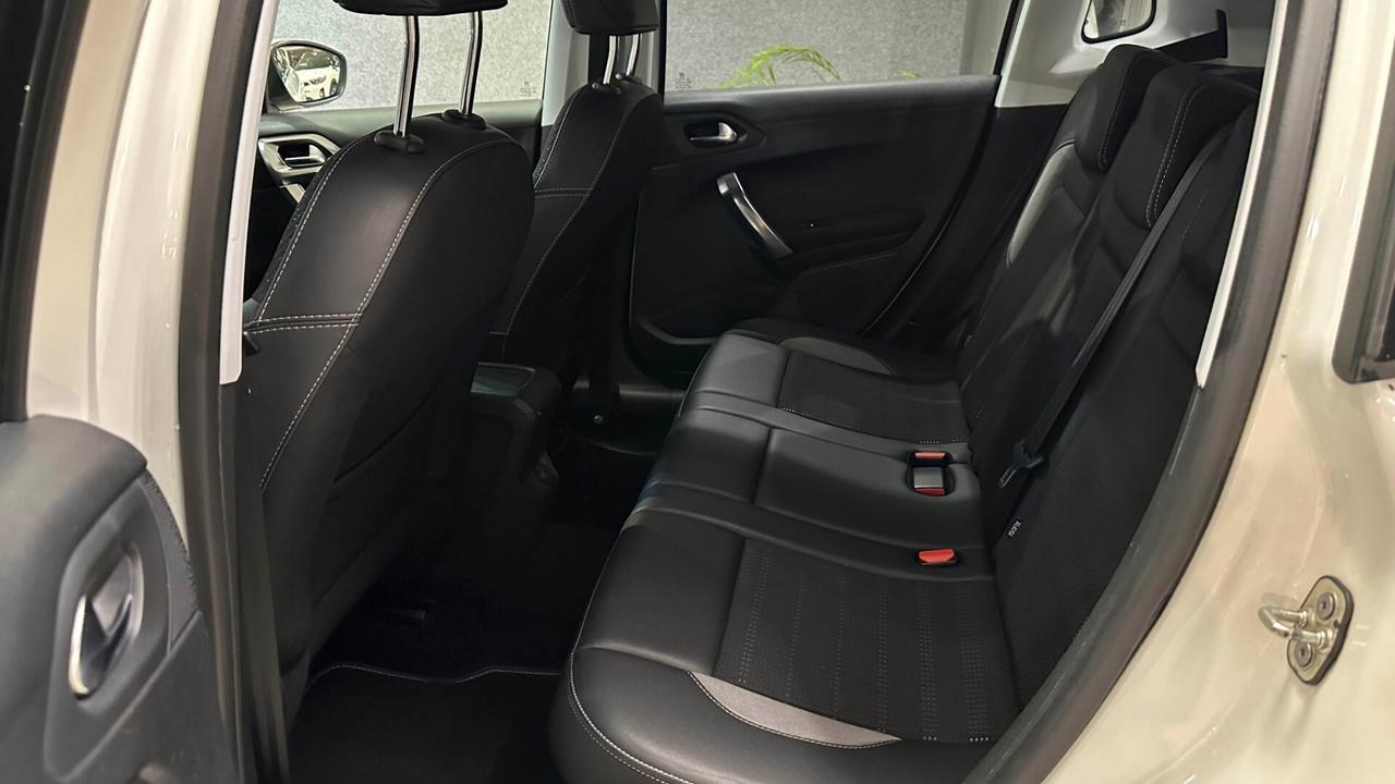 Peugeot 2008 BlueHDi 100 Allure Colore bianco perla