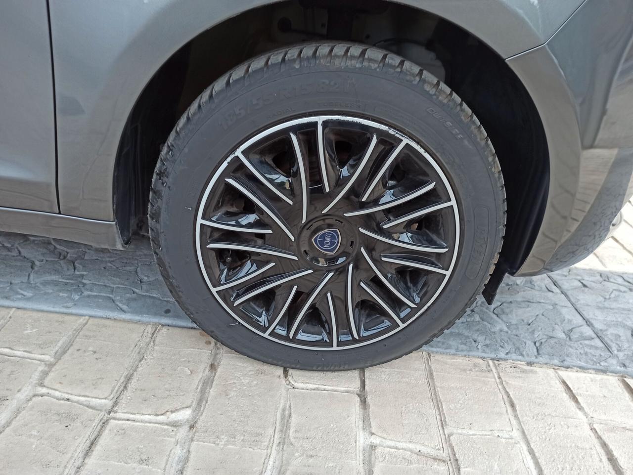 Lancia Ypsilon 1.0 FireFly 5 porte S&S Hybrid Silver