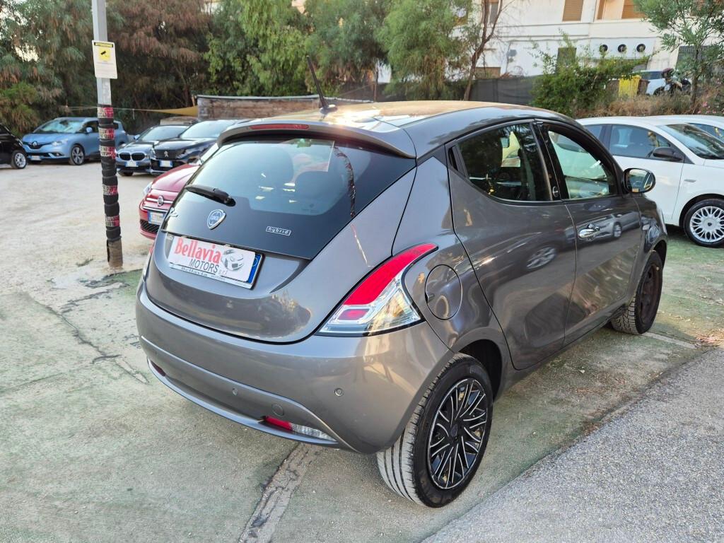 Lancia Ypsilon 1.0 Hybrid Ecochic Gold