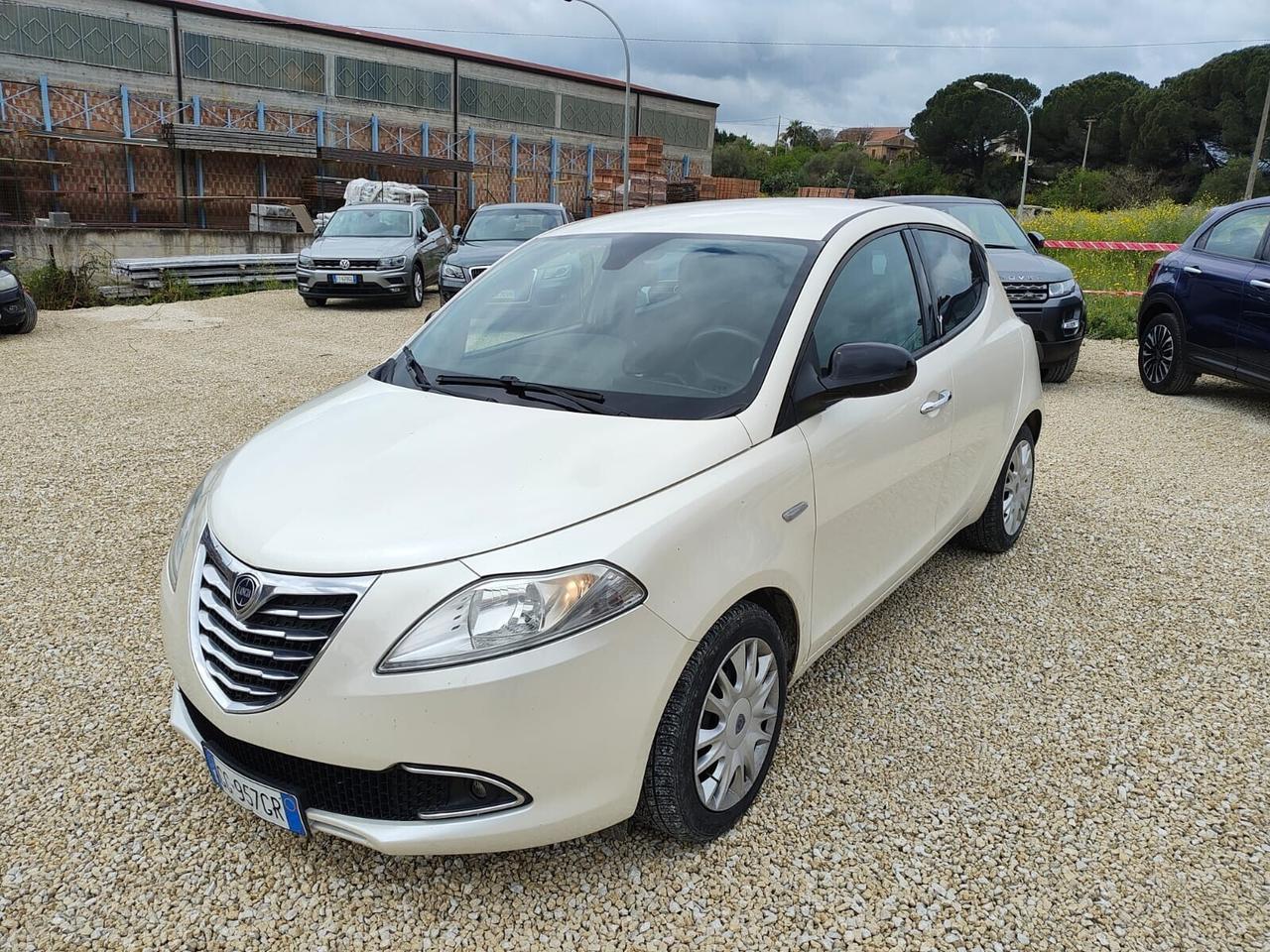 Lancia Ypsilon 0.9 TwinAir 85 CV bianco perla