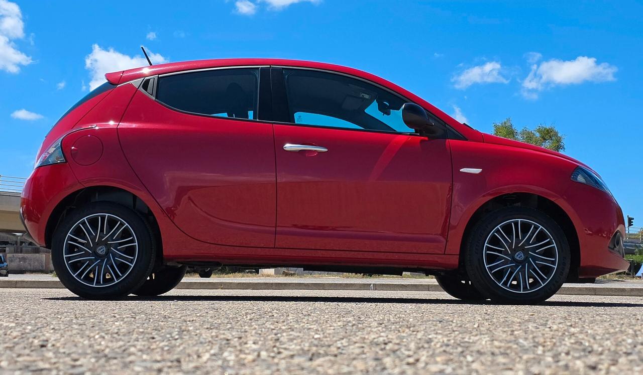 Lancia Ypsilon 1.0 FireFly 5 porte S&S Hybrid Ecochic Silver