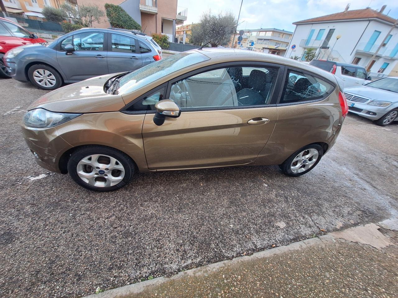 FORD FIESTA 1.2B IMPIANTO METANO NEOPATENTATI €5 CARROZZERIA DA RIVEDERE