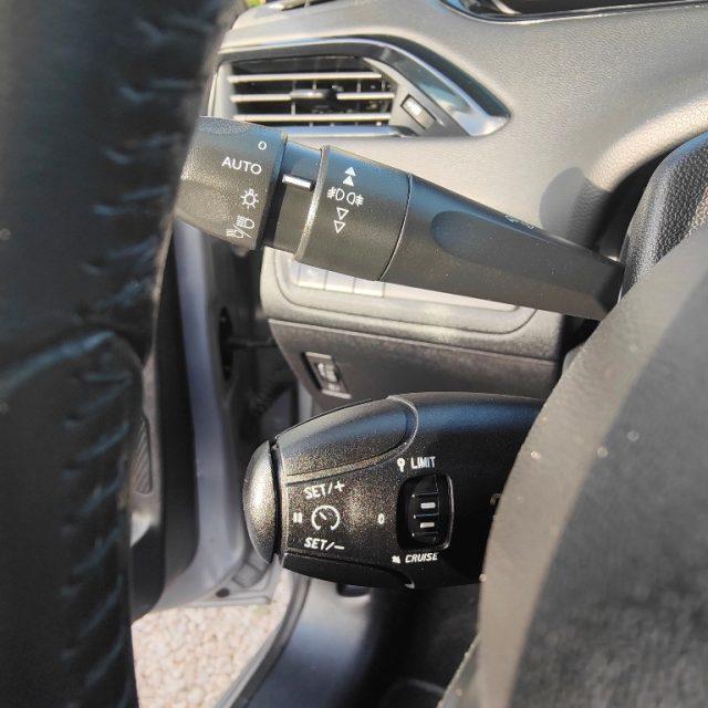 PEUGEOT 208 1° serie PureTech 82 Signature