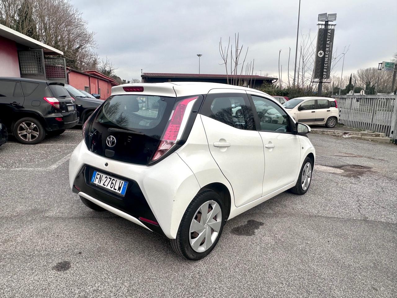 Toyota Aygo 1.0 VVT-i 69 CV 5 porte x-play TSS MMT MEDIA TOUCH SCREEN GARANZIA PERMUTE E RATE