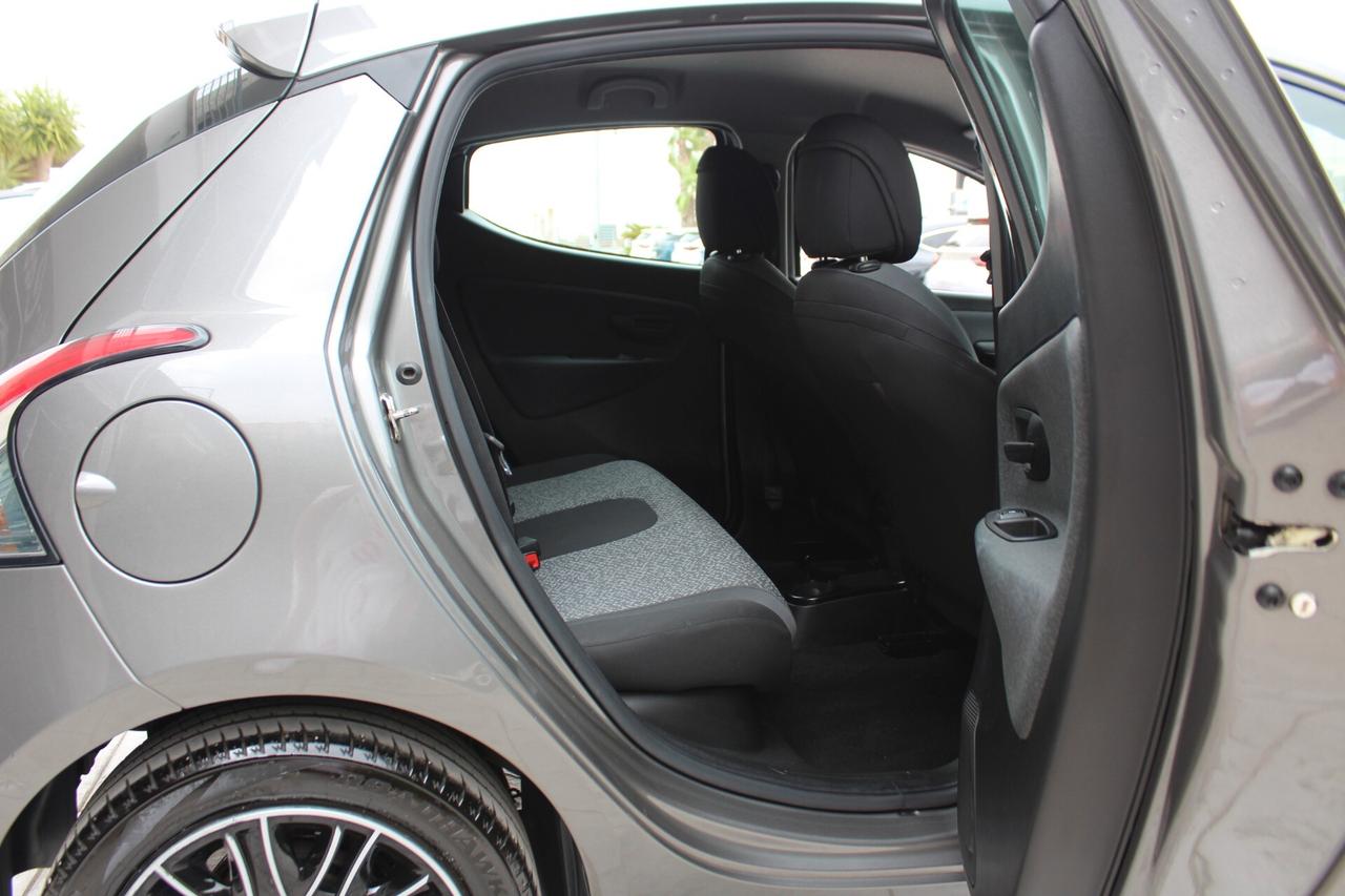 Lancia Ypsilon 1.0 FireFly 5 porte S&S Hybrid Ecochic Silver