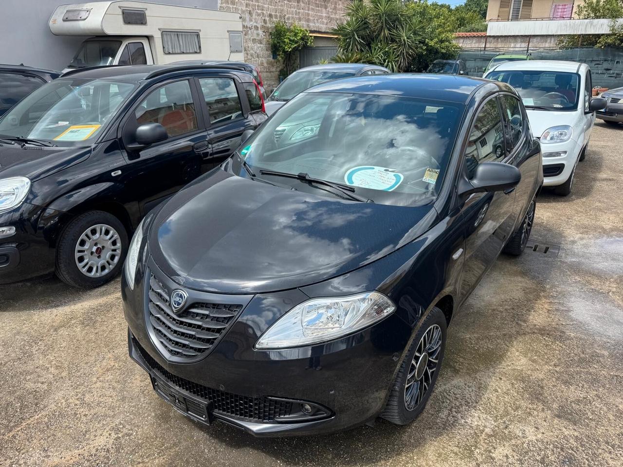 Lancia Ypsilon 1.2 69 CV Unyca MOMO DESIGN