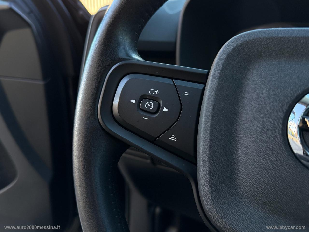 VOLVO XC40 T2 Momentum Core