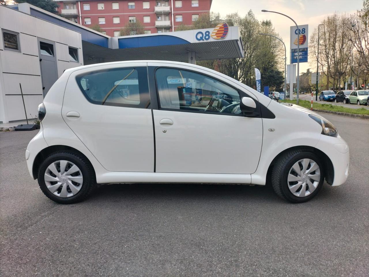 Toyota Aygo 1.0 VVT-i 69 CV 5 porte x-cool MMT