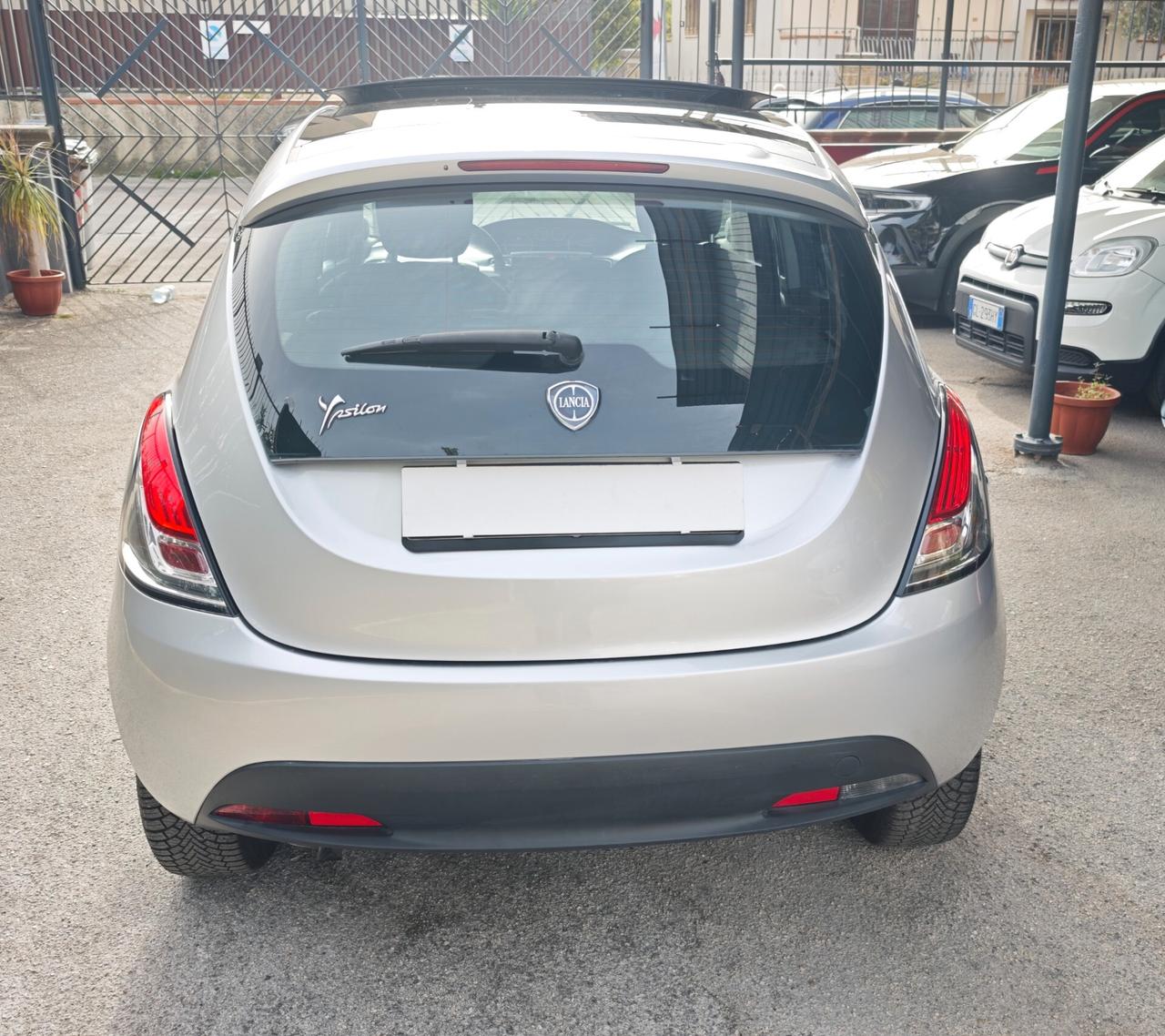 Lancia Ypsilon 1.2 69 CV con tetto apribile