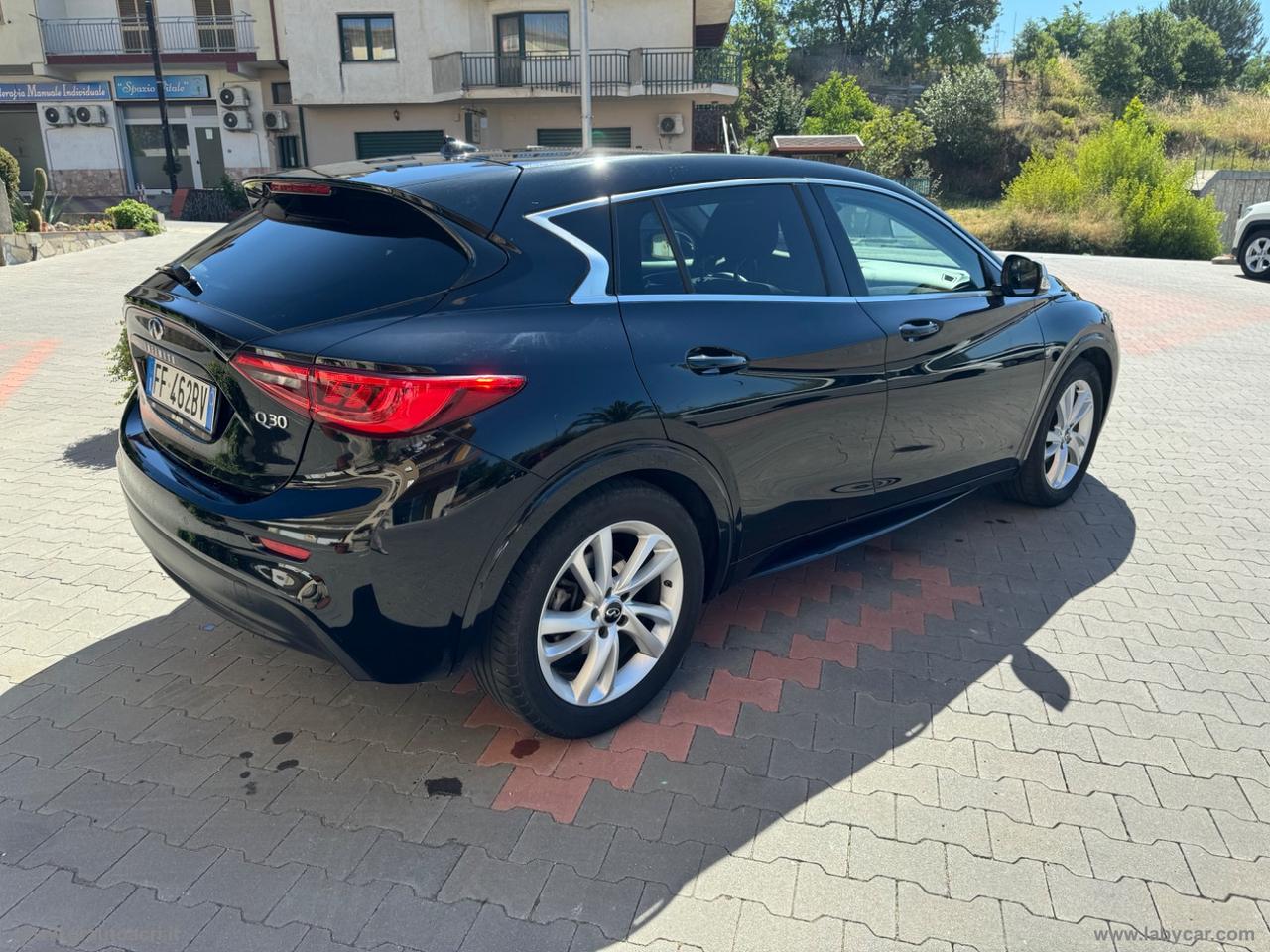 INFINITI Q30 1.5d DCT Premium City Black