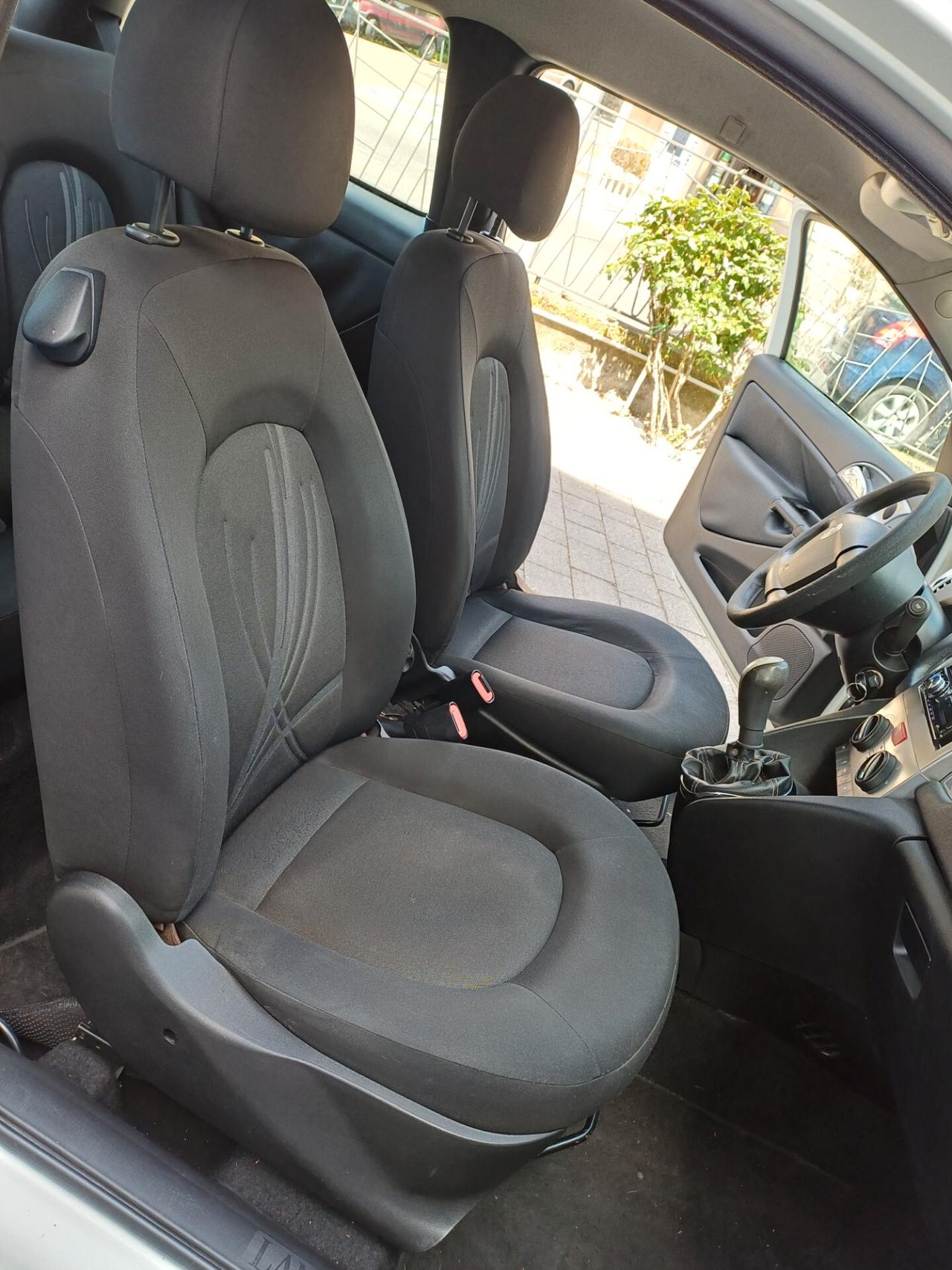 Lancia Ypsilon 1.3 MJT 75 CV Unyca
