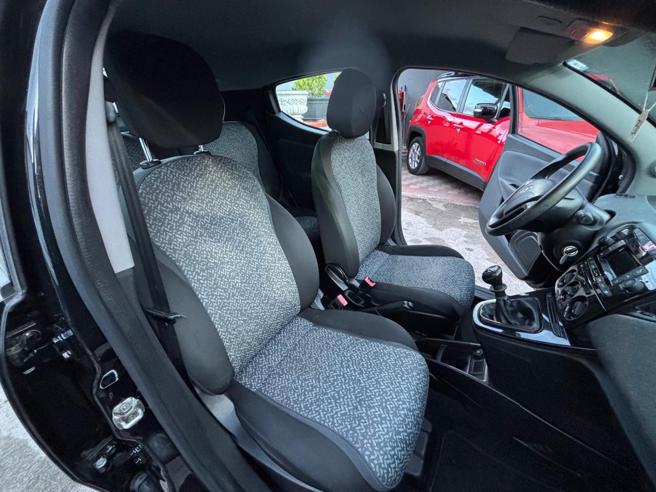 Lancia Ypsilon 0.9 TwinAir 85 CV 5 porte Metano Ecochic Silver