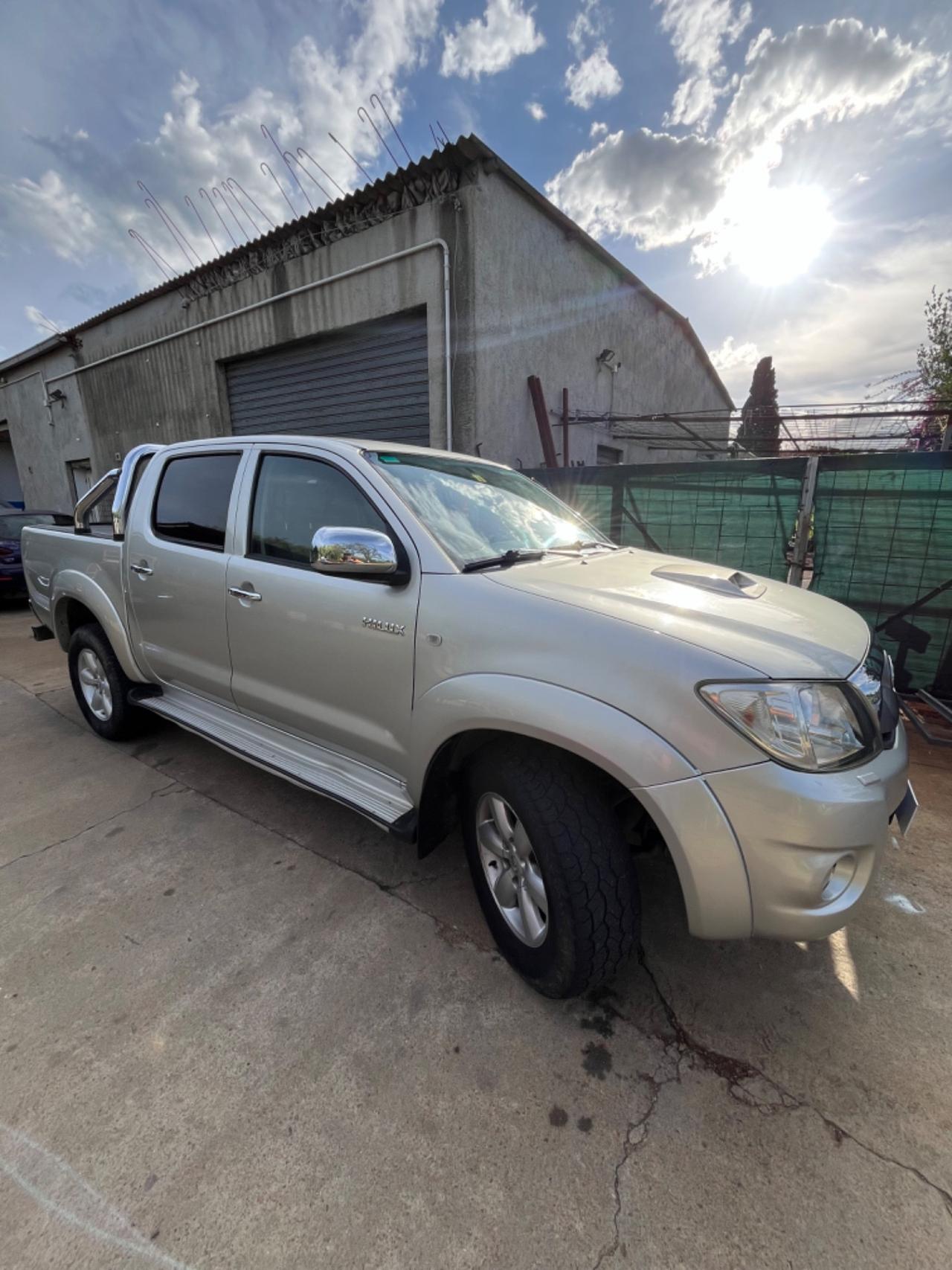 Toyota Hilux 3.0 D-4D aut.4WD 4p. Doub. Cab SR