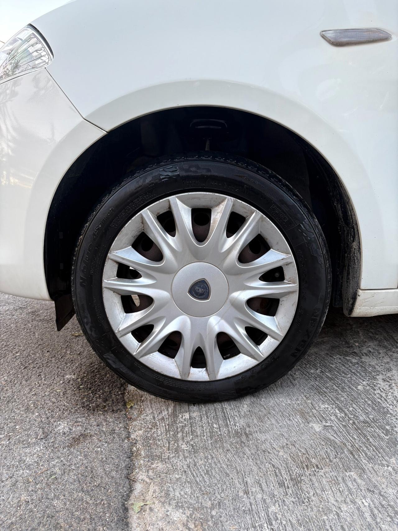 Lancia Ypsilon 1.2 69 CV 5 porte Silver