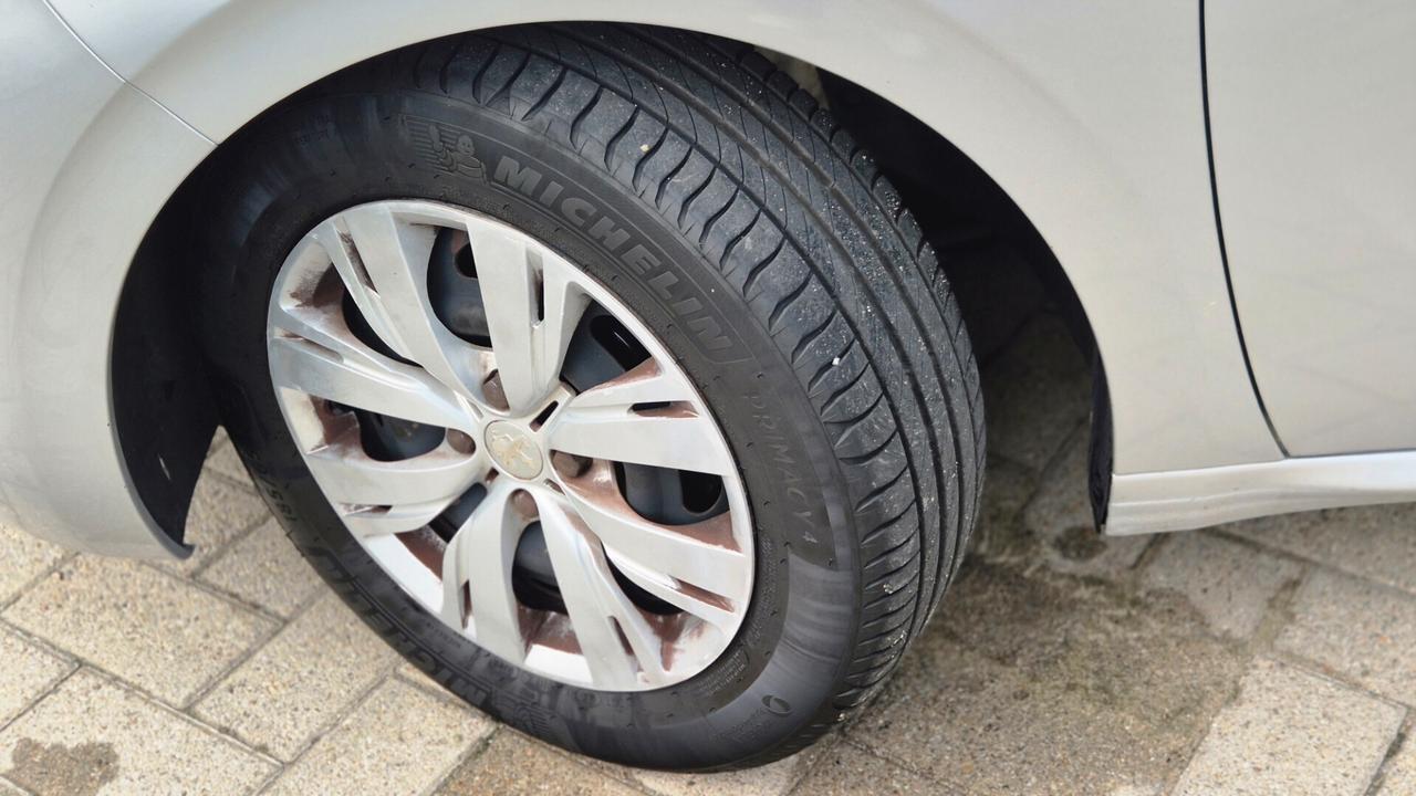 Peugeot 208 1.2BENZ/60KW/ 82 CV 5 porte /OK NEOPATENTATI