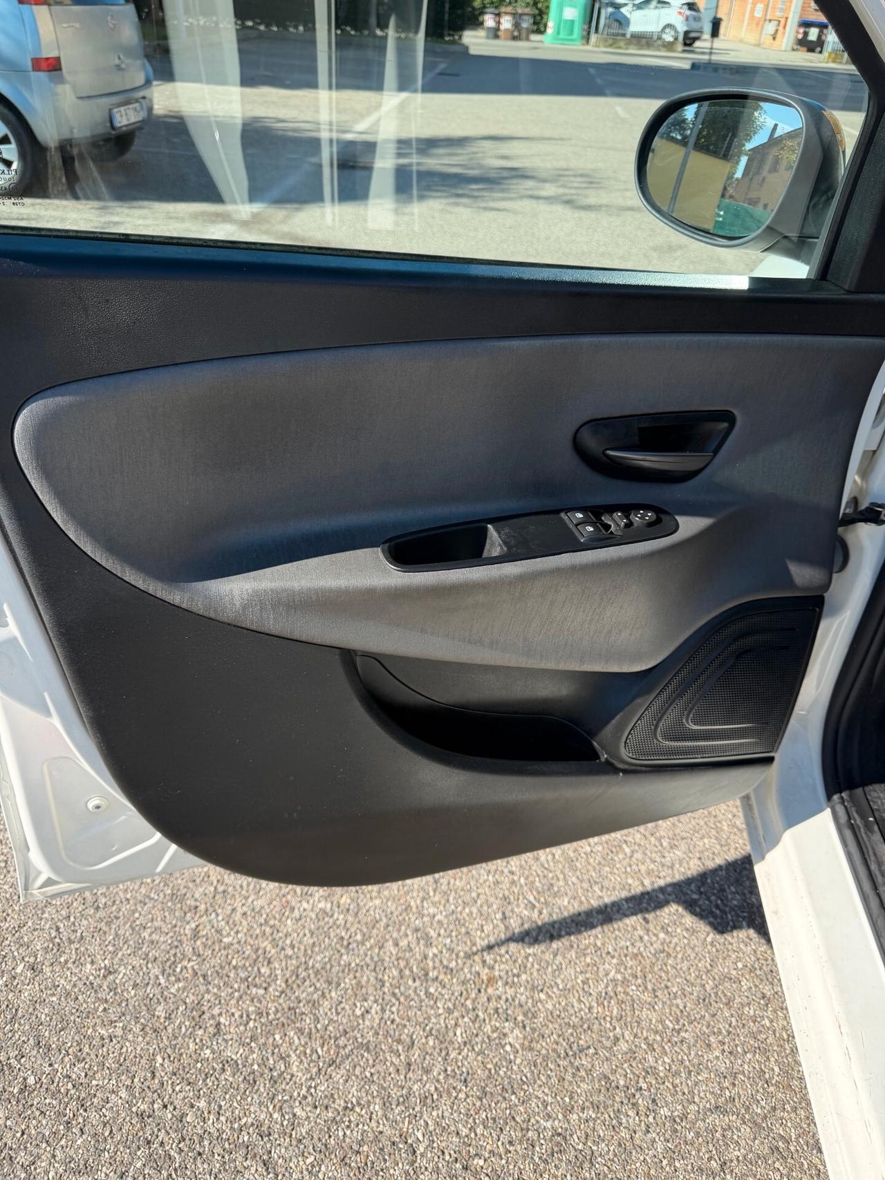 Lancia Ypsilon 0.9 Metano - NEOPATENTATI - 12 MESI DI GARANZIA -