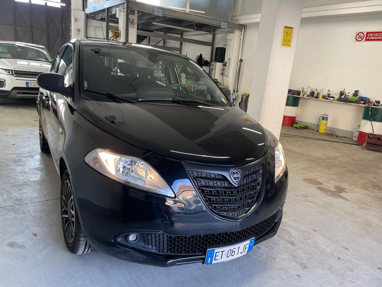 Lancia Ypsilon 1.2 69 CV 5 porte S Momodesign