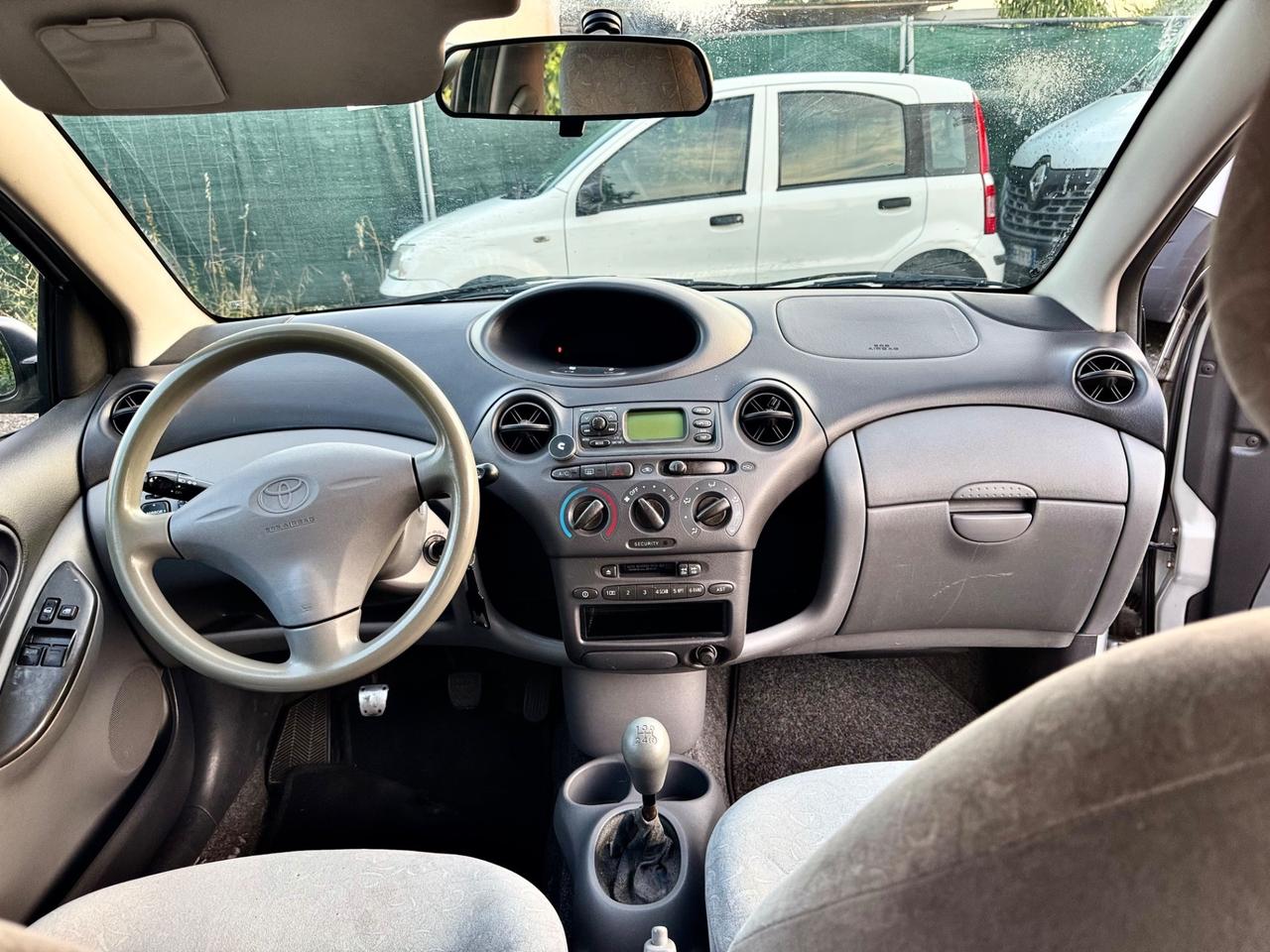 Toyota Yaris 1.0i 3 porte benzina 68cv Neopatentati 2001