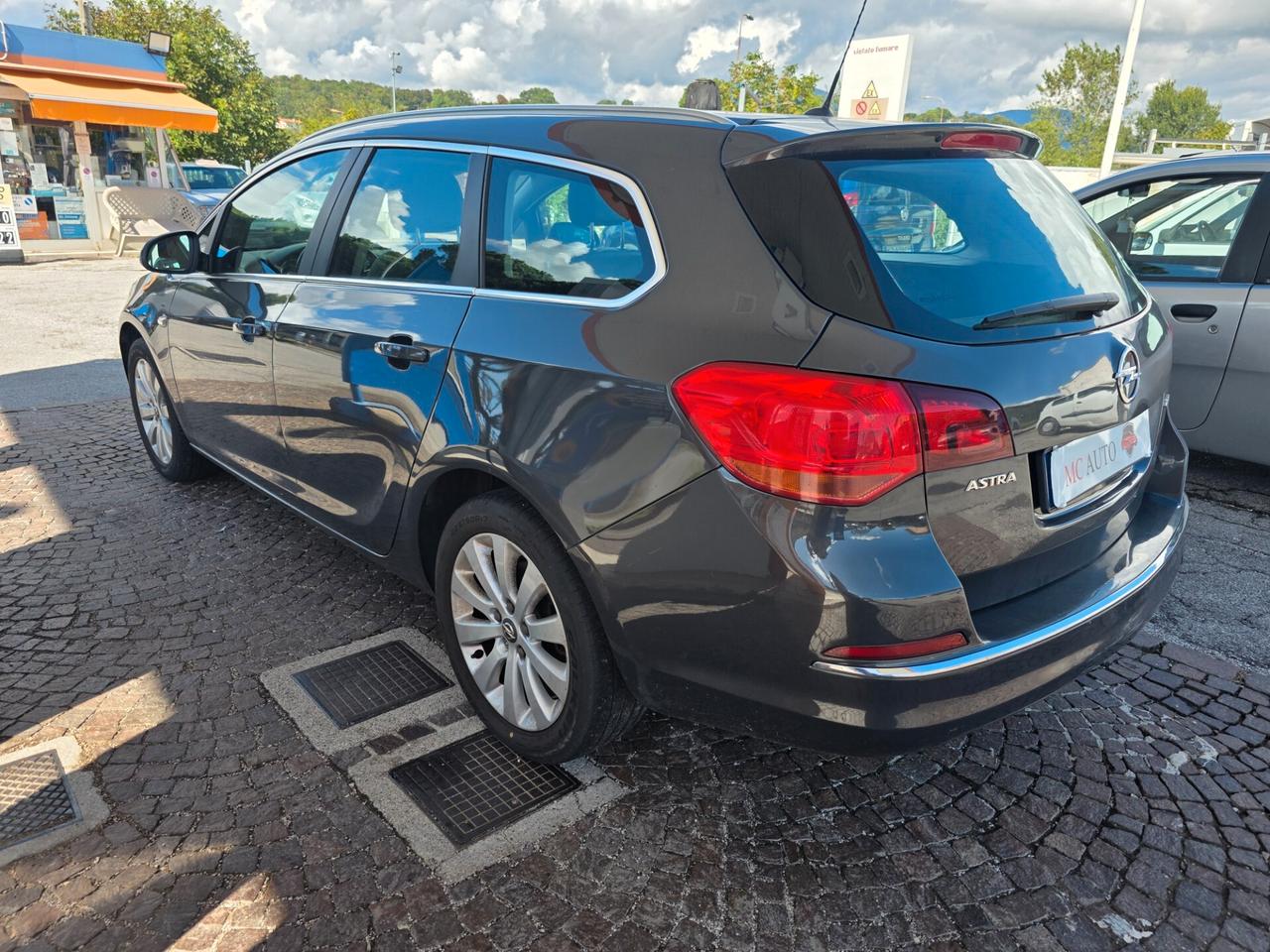 Opel Astra 1.7 CDTI 110CV Sports Tourer Cosmo con 325.000km