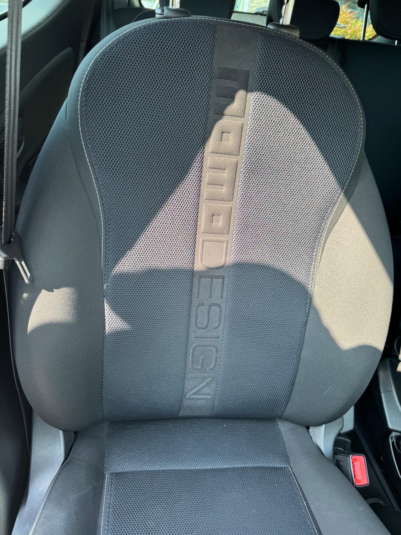 Lancia Ypsilon 1.3 MJT 16V 95 CV 5 porte S&S MOMO DESIGNE