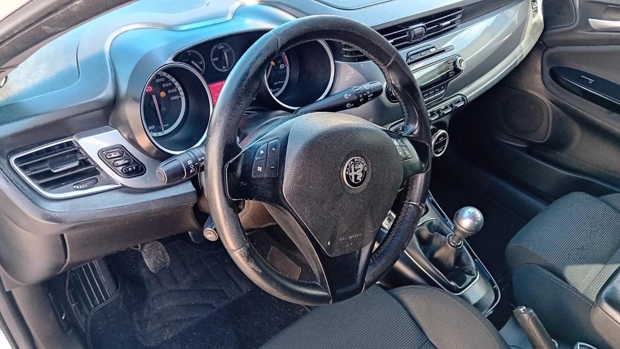 Alfa Romeo giulietta 1.6 mjt-full-2011