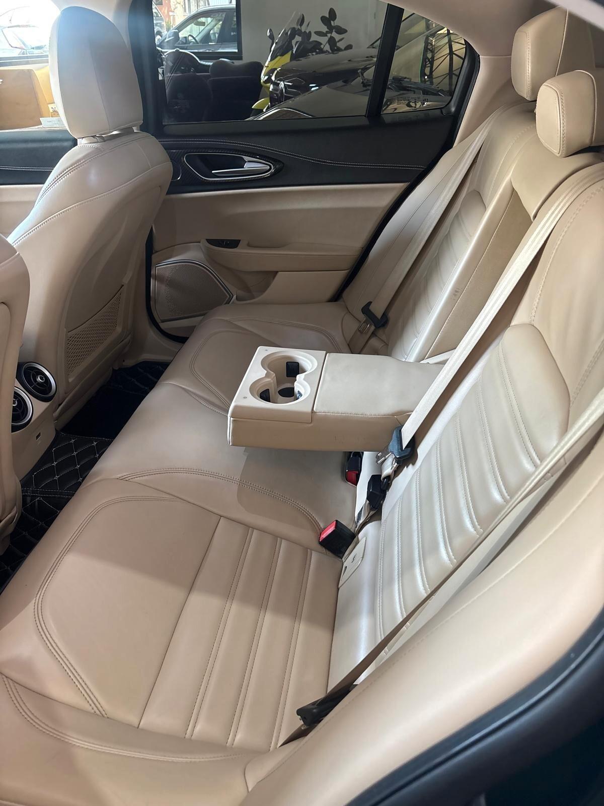 Alfa Romeo Giulia 2.2 Turbodiesel 210 CV AT8 AWD Q4 Veloce