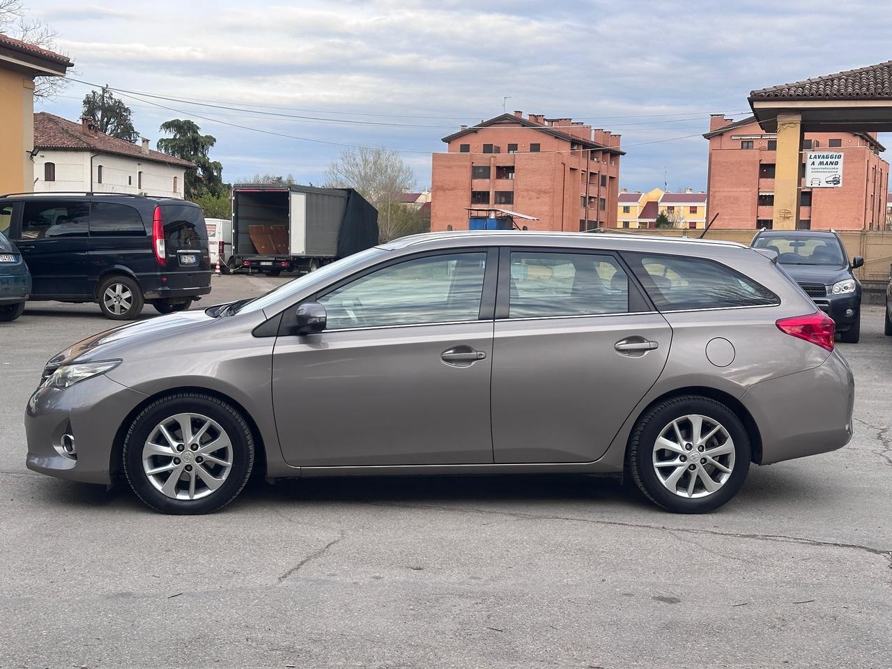 Toyota Auris Touring Sports 1.4 D-4D Lounge