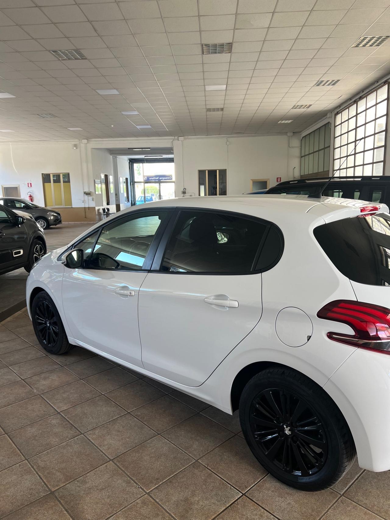 Peugeot 208 PureTech 82 5 porte Black Line