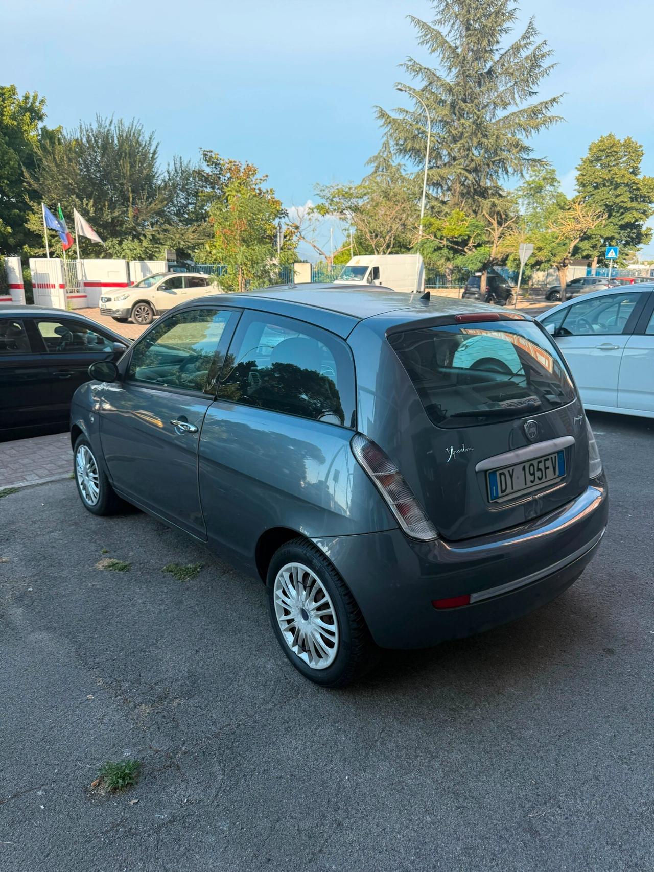 Lancia Ypsilon 1.3 MJT 75 CV Versus