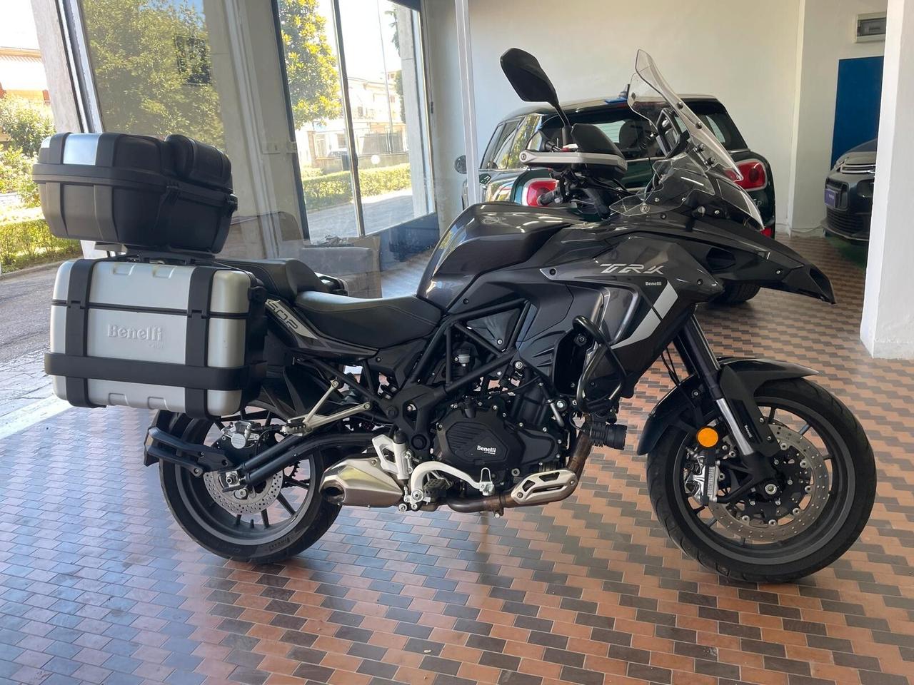 Benelli TRK 502 + Tris di valigie