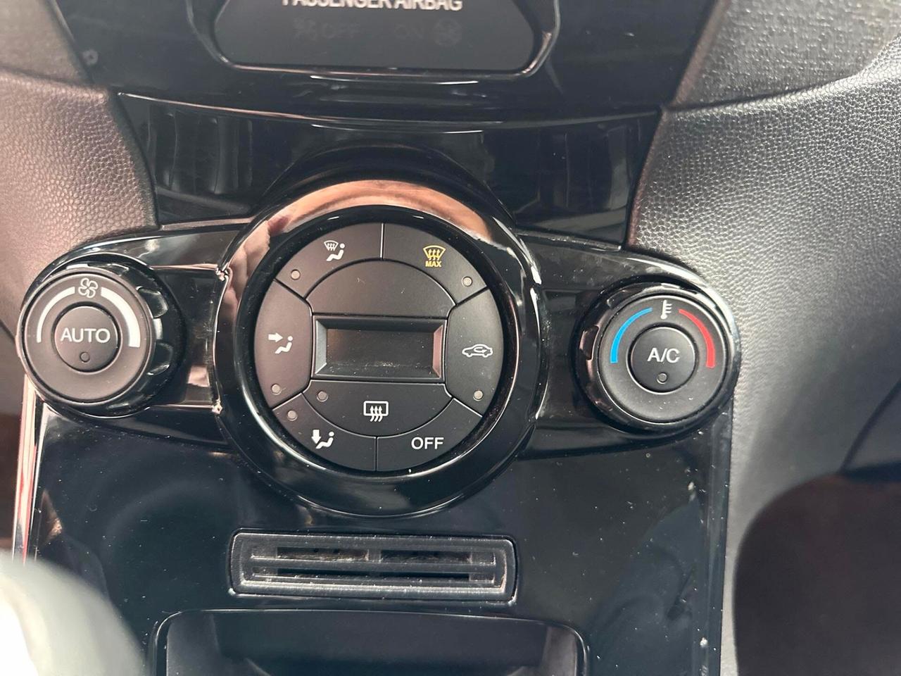 Ford Fiesta 1.4 5 porte Bz.- GPL Black & White Edition NEOPATENTATI