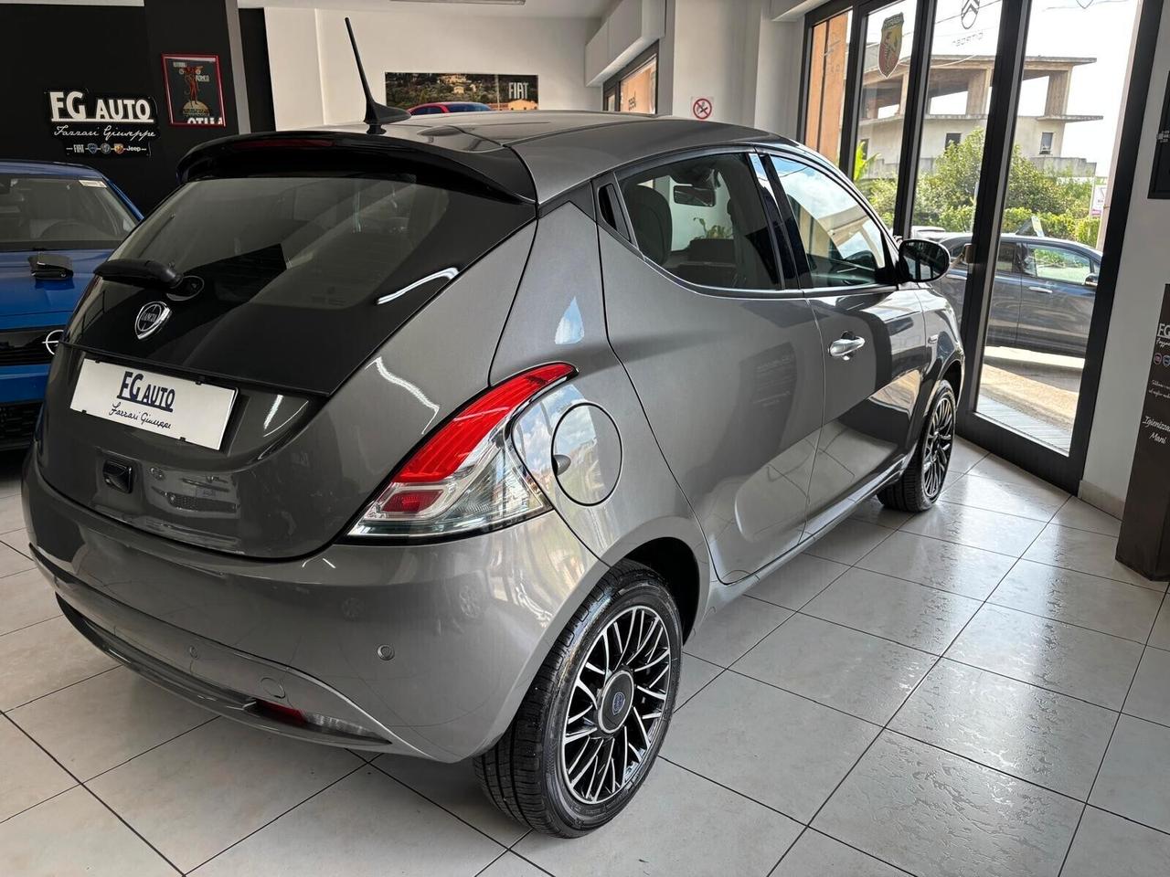 Lancia Ypsilon 1.0 FireFly 5 porte S&S Hybrid Platino