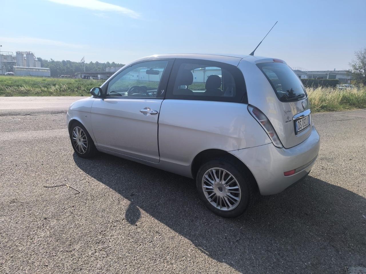 Lancia Ypsilon 1.3 MJT 75 CV Argento