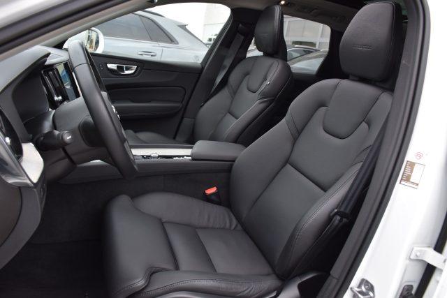 VOLVO XC60 D4 AWD Momentum *TETTUCCIO, PELLE*