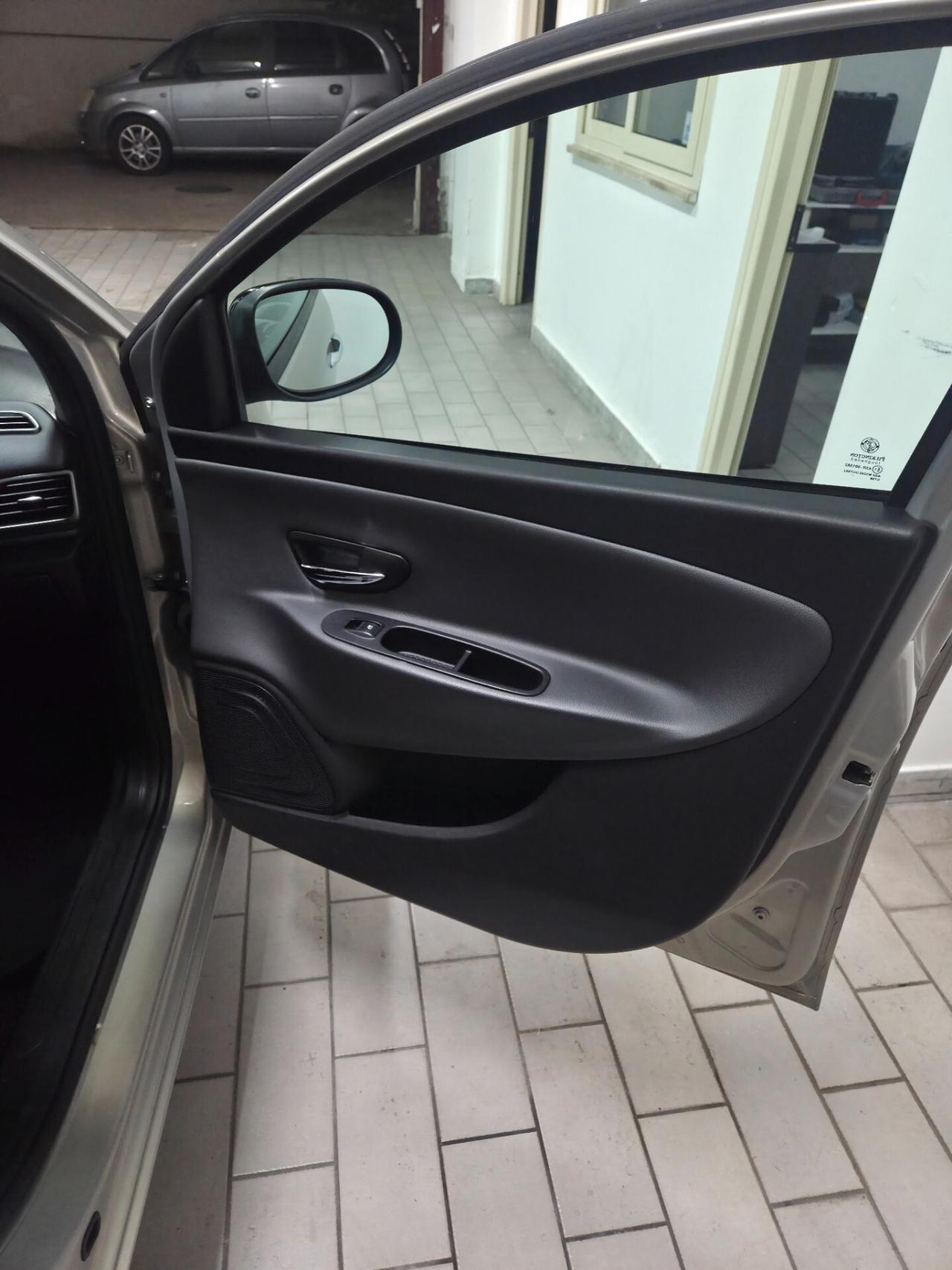 Lancia Ypsilon 0.9 TwinAir 85 CV 5 porte S&S Silver