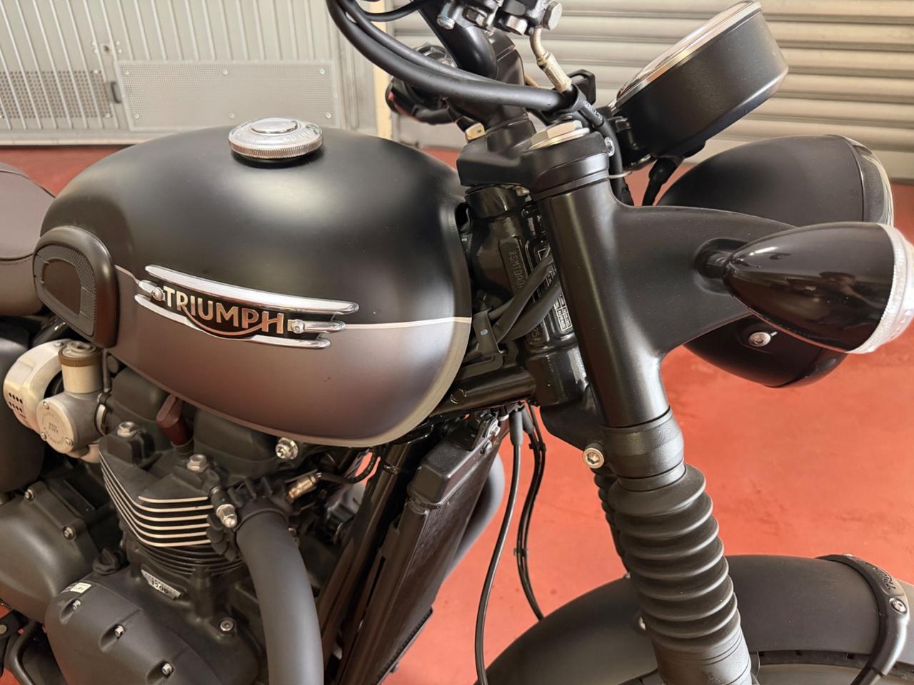 Triumph Bonneville T120 Black