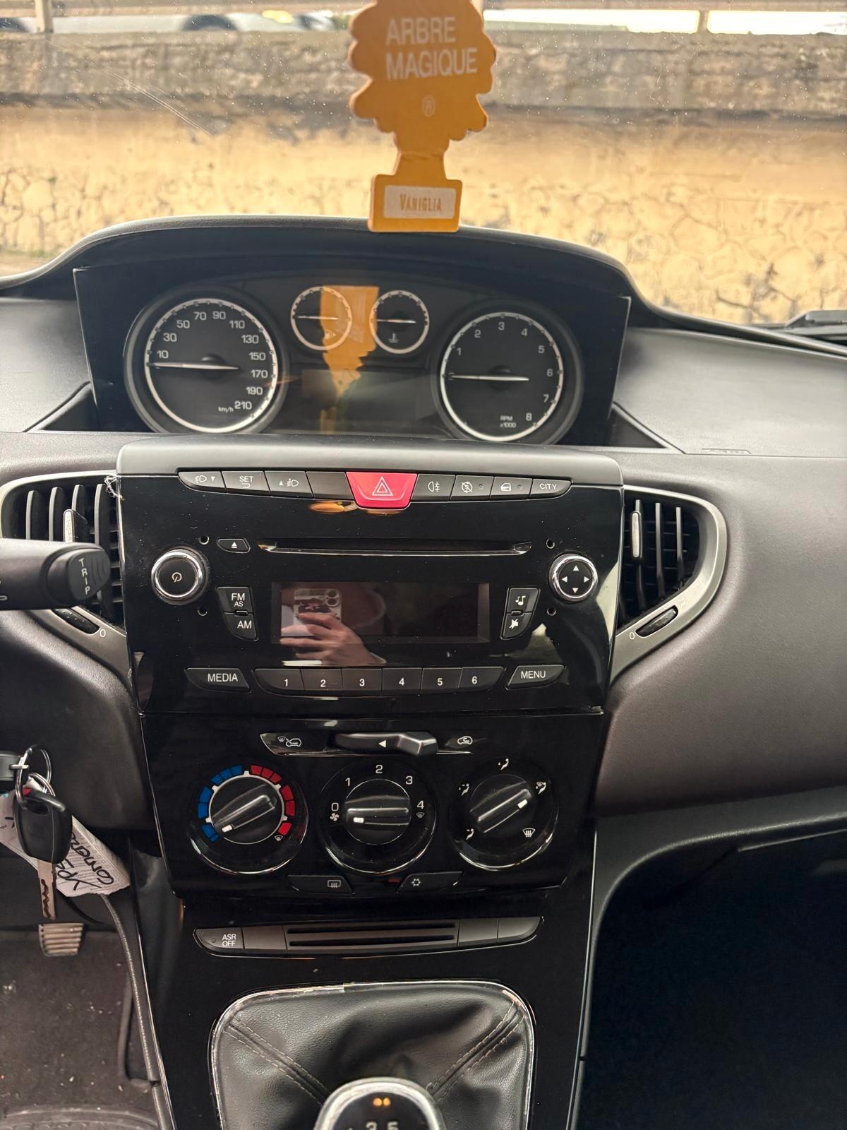 Lancia Ypsilon 1.2 69 CV Unyca