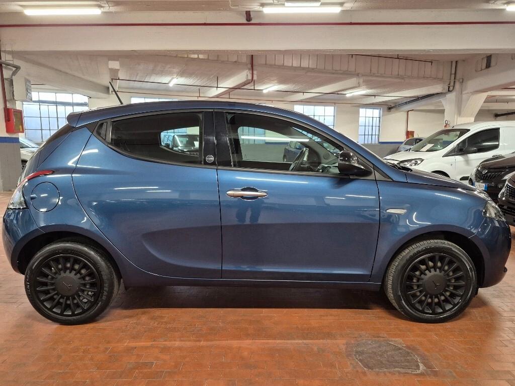Lancia Ypsilon 1.0 FireFly 5 porte S&S Hybrid Ecochic Silver