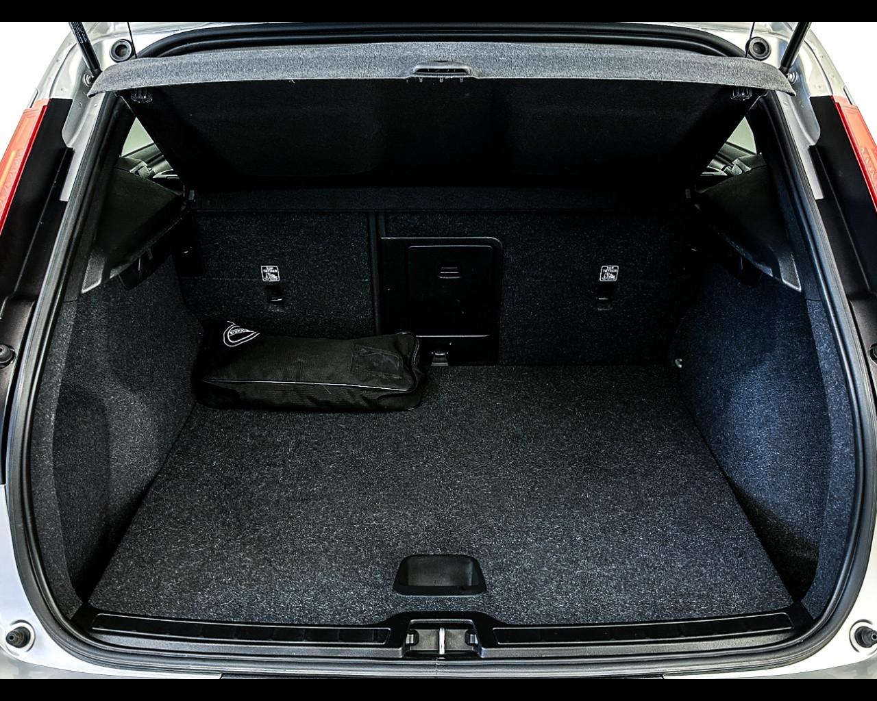 VOLVO XC40 (2017-->) - XC40 D3 AWD Geartronic Momentum