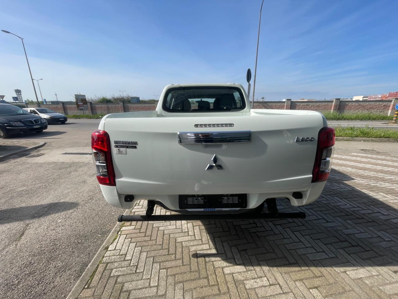 Mitsubishi L200 2.2 D 150cv Club Cab 4x4 INSTYLE PLUS