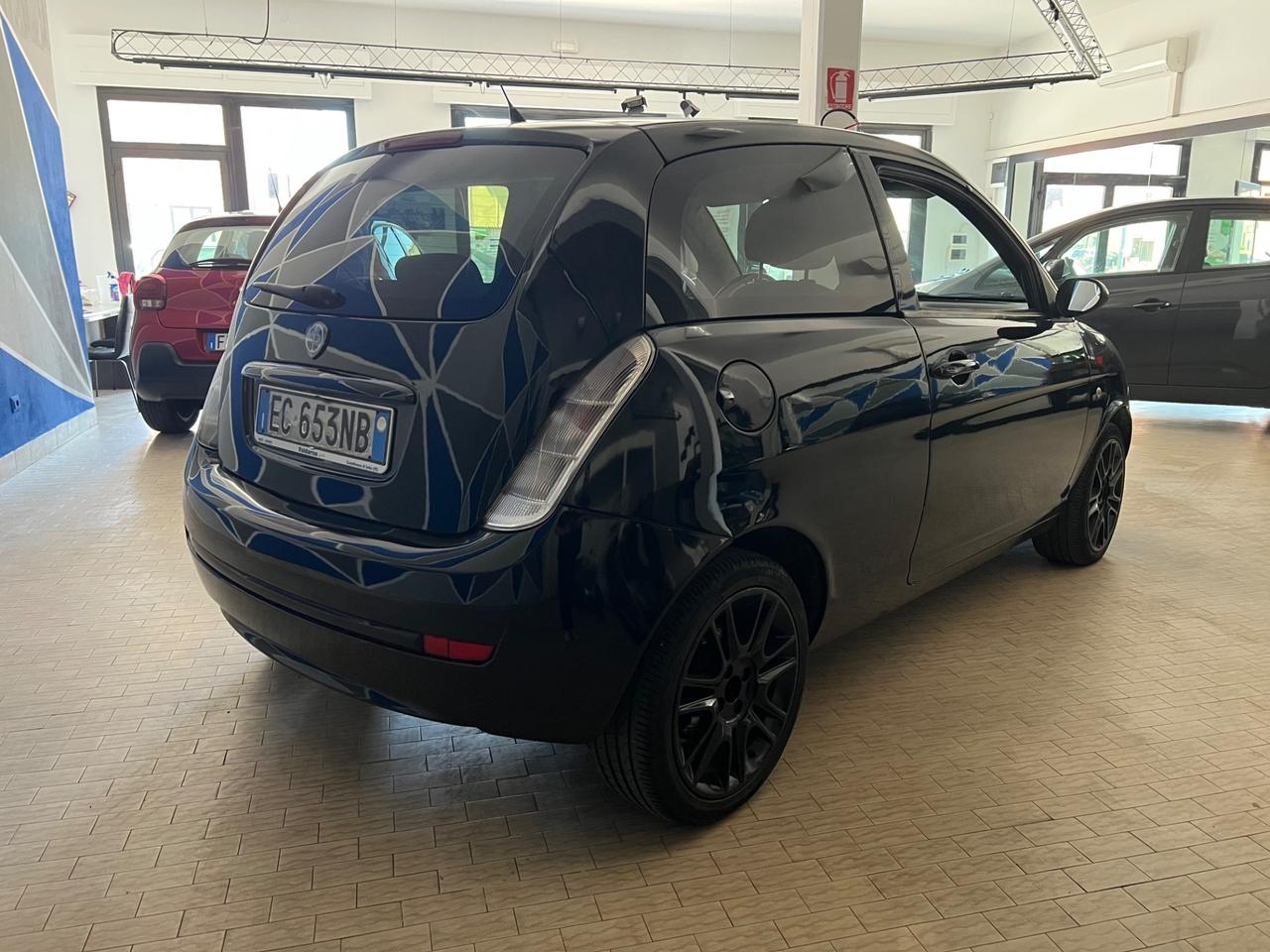 Lancia Ypsilon 1.3 MJT 75 CV MOMO DESING