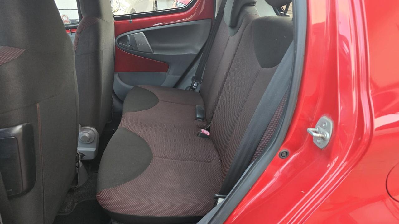 Toyota Aygo 1.0 12V VVT-i 5 porte Sol Connect Red Edition