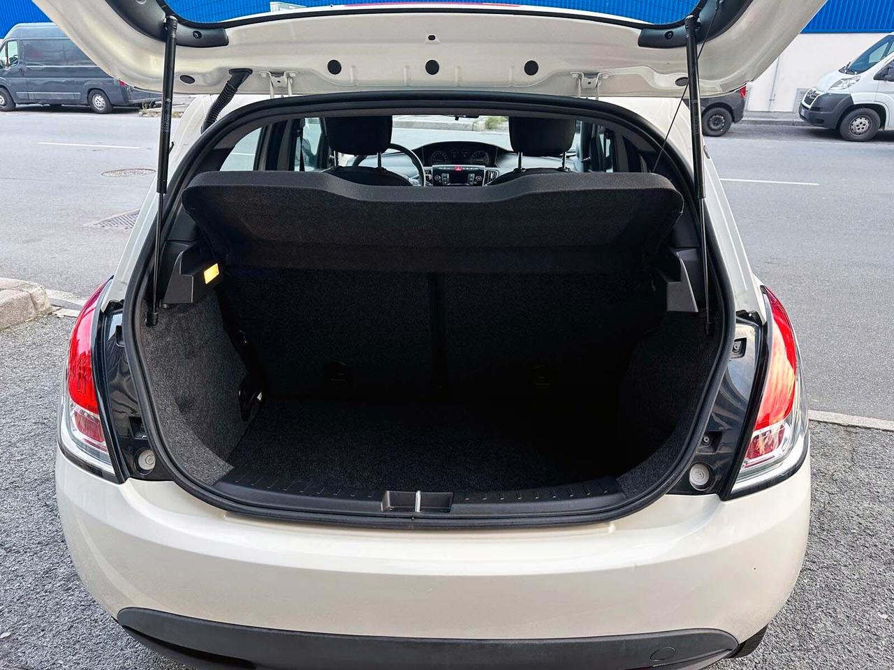 Lancia Ypsilon 1.0 FireFly S&S Hybrid Ecochic Silver Unico Proprietario Adatta Neo Patentati