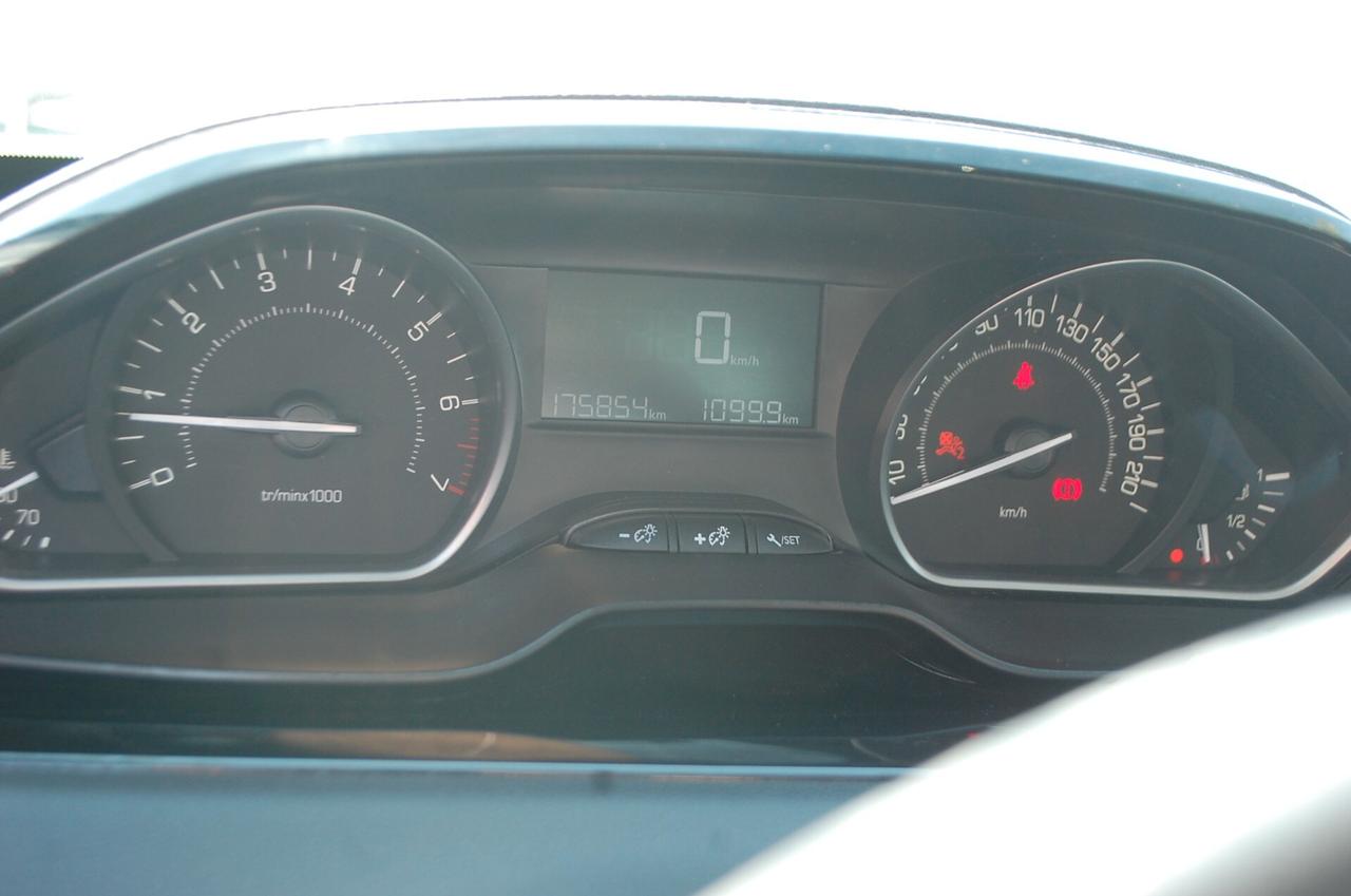 Peugeot 208 5p 1.2 puretech Active gpl 82CV Uff Italy Lega USB