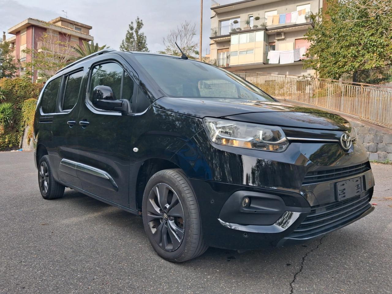 Toyota Proace Pianale ribassato con rampa disabili in carrozzina