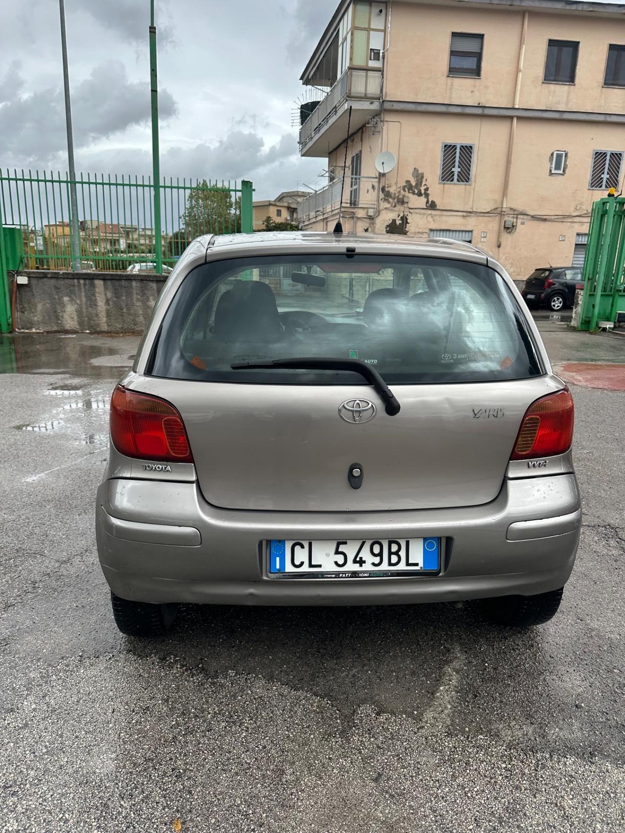 Toyota Yaris 1.0i 16V cat 5 porte Sol