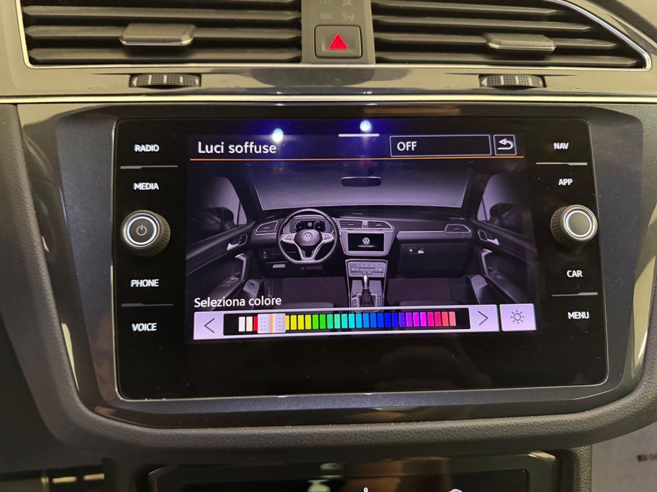 Volkswagen Tiguan 2.0 TDI 150 CV DSG R-Line retro camera, luci ambiente