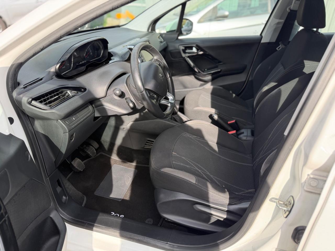 Peugeot 208 1.4 HDi 68 CV 5 porte Allure