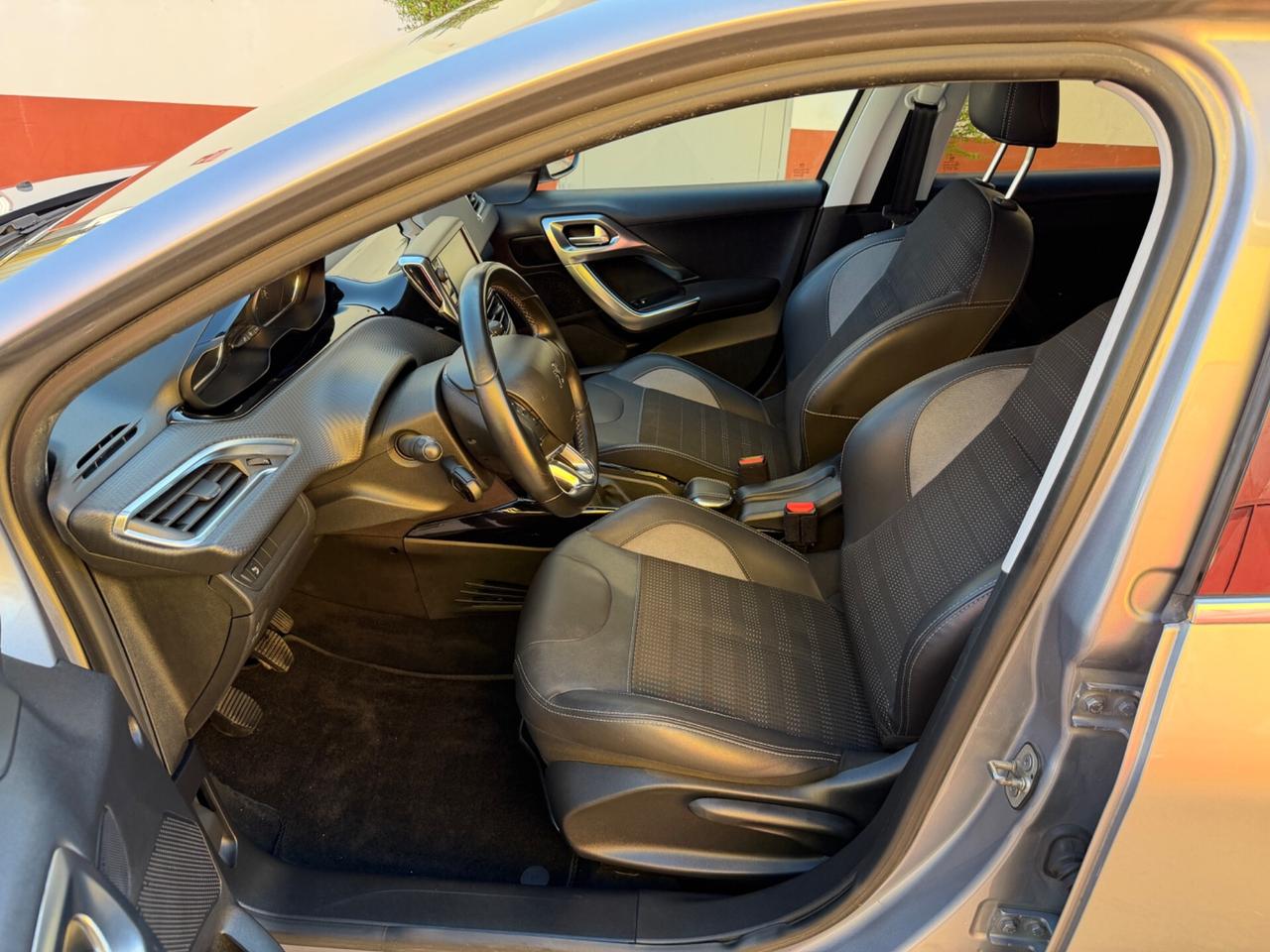 Peugeot 2008 PureTech Navigatore Pelle Xenon