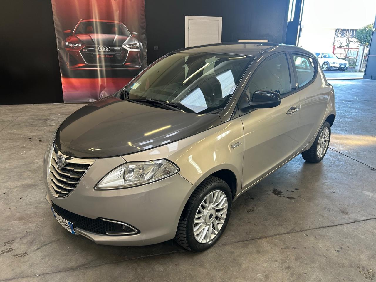 Lancia Ypsilon 0.9 TwinAir 85 CV 5 porte Metano Ecochic Silver